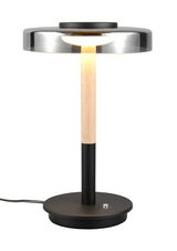 Moderne Tischleuchte Celeste mit rundem, schwarzem Sockel, hellem Holzstab und flachem, silbernem Lampenschirm, seitliche Perspektive.