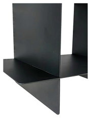 Schwarzes Wandregal aus Metall in seitlicher Perspektive