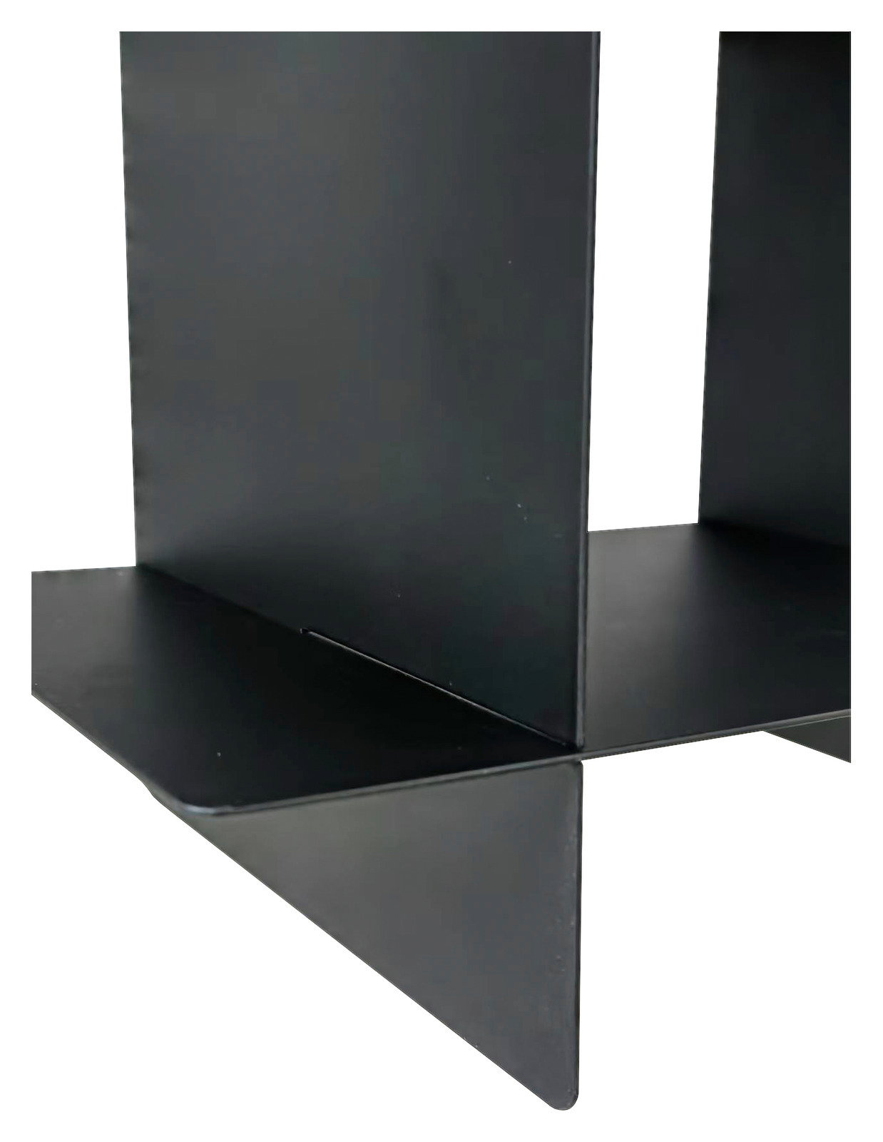 Schwarzes Wandregal aus Metall in seitlicher Perspektive