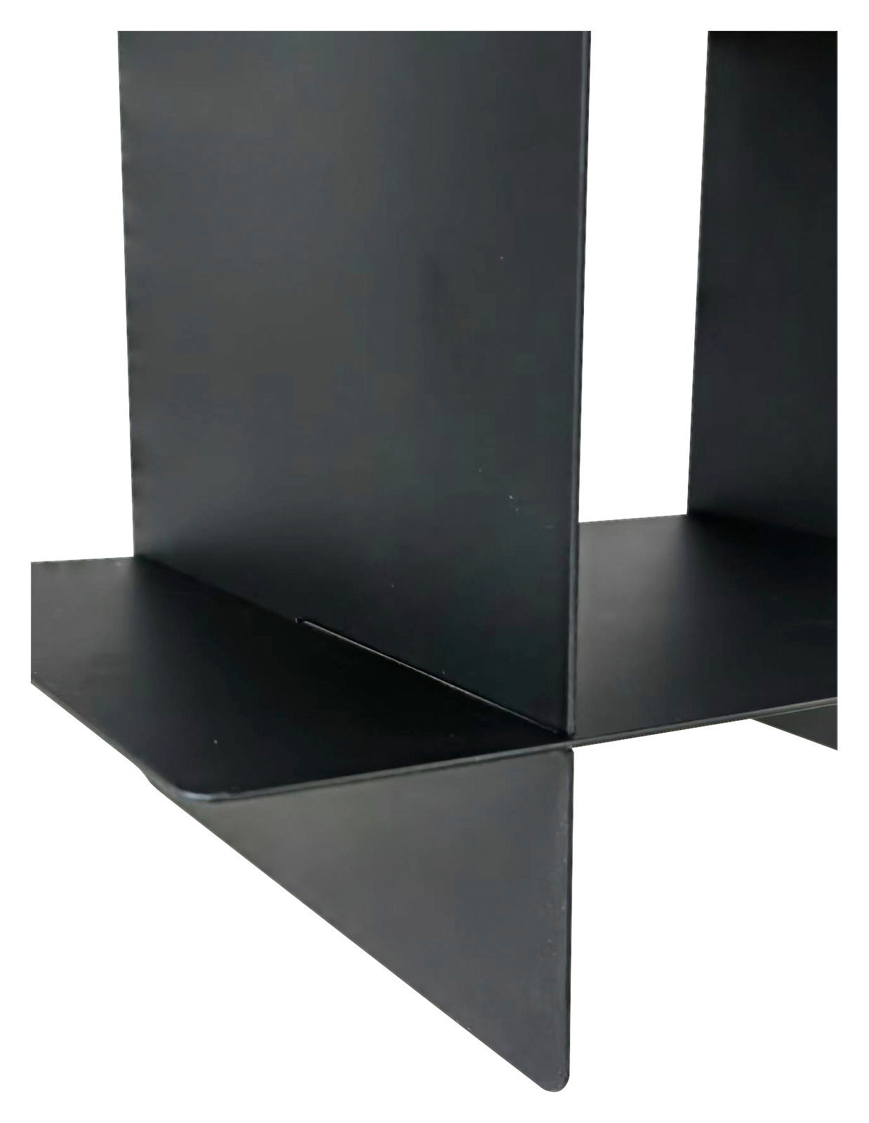 Schwarzes Wandregal aus Metall in seitlicher Perspektive