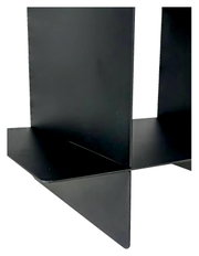 Schwarzes Wandregal aus Metall in seitlicher Perspektive