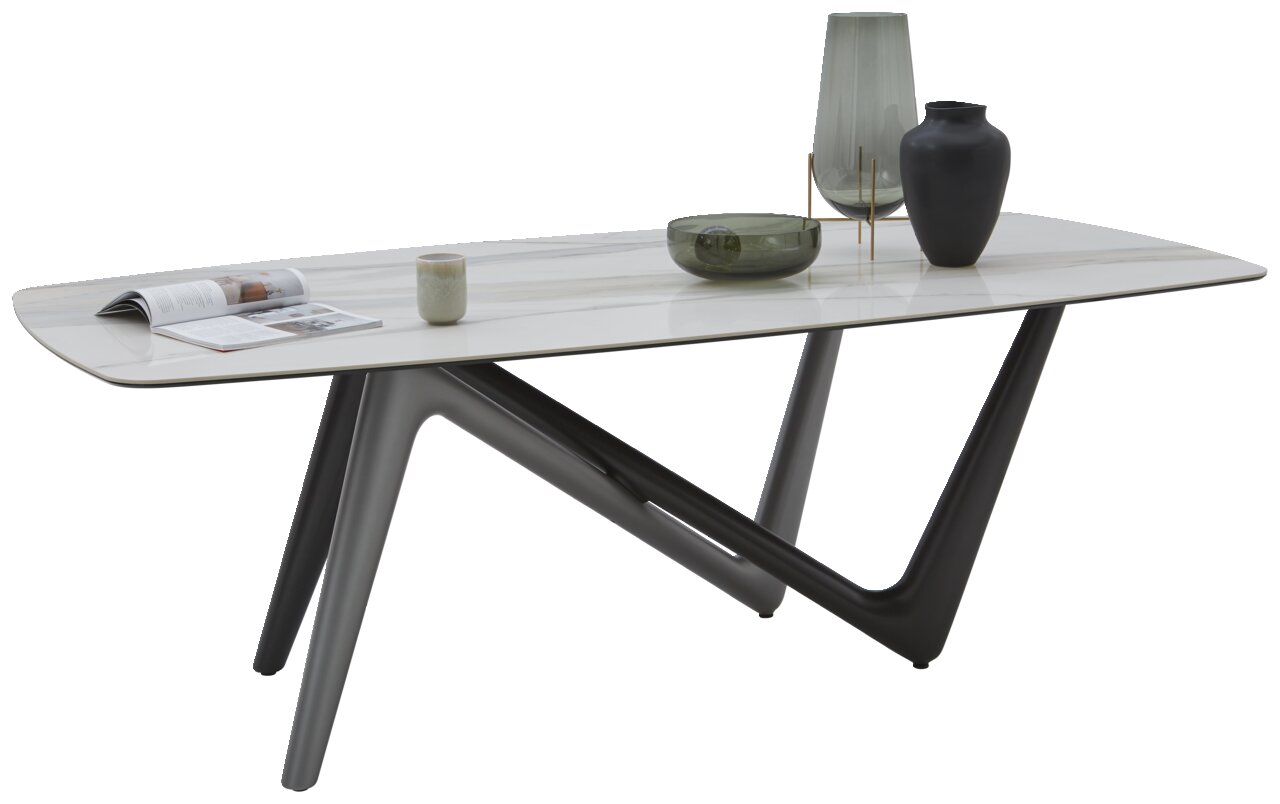 Moderner Esstisch mit Marmorplatte und stilvollen Dekorationen, seitliche Perspektive