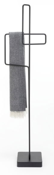 Moderner Stummer Diener aus schwarzem Metall mit grauem Tuch, Frontalansicht.