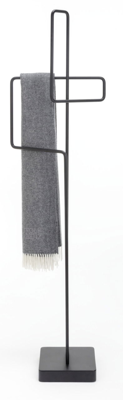 Moderner Stummer Diener aus schwarzem Metall mit grauem Tuch, Frontalansicht.