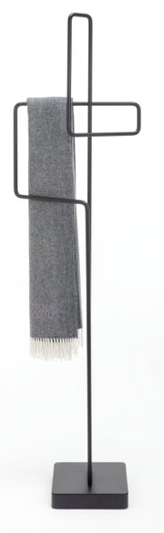 Moderner Stummer Diener aus schwarzem Metall mit grauem Tuch, Frontalansicht.