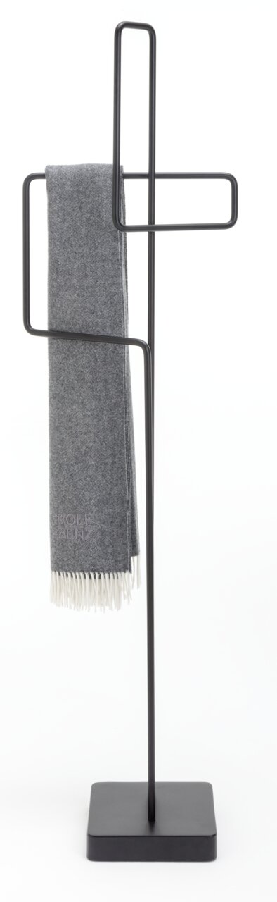 Moderner Stummer Diener aus schwarzem Metall mit grauem Tuch, Frontalansicht.
