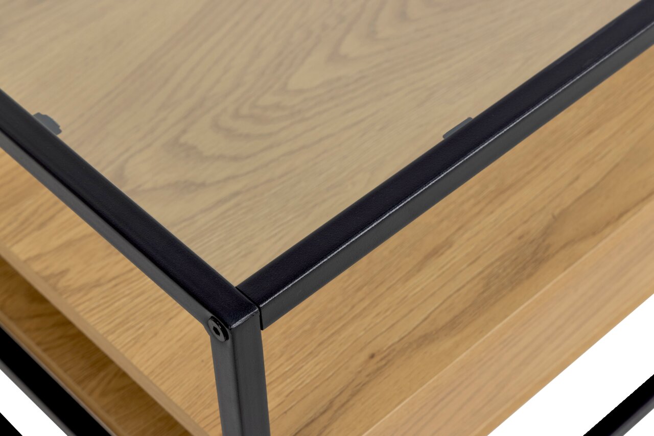 Nahaufnahme eines Couchtisches mit schwarzem Metallrahmen und Holzoberfläche, aus der Perspektive von oben.