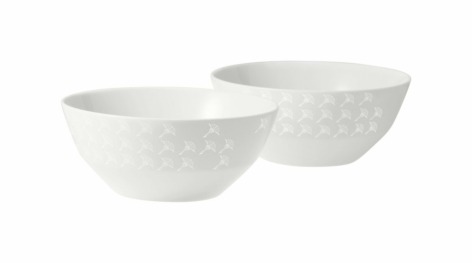 Zwei weiße Schalen mit dezentem Kornblumenmuster, seitliche Perspektive