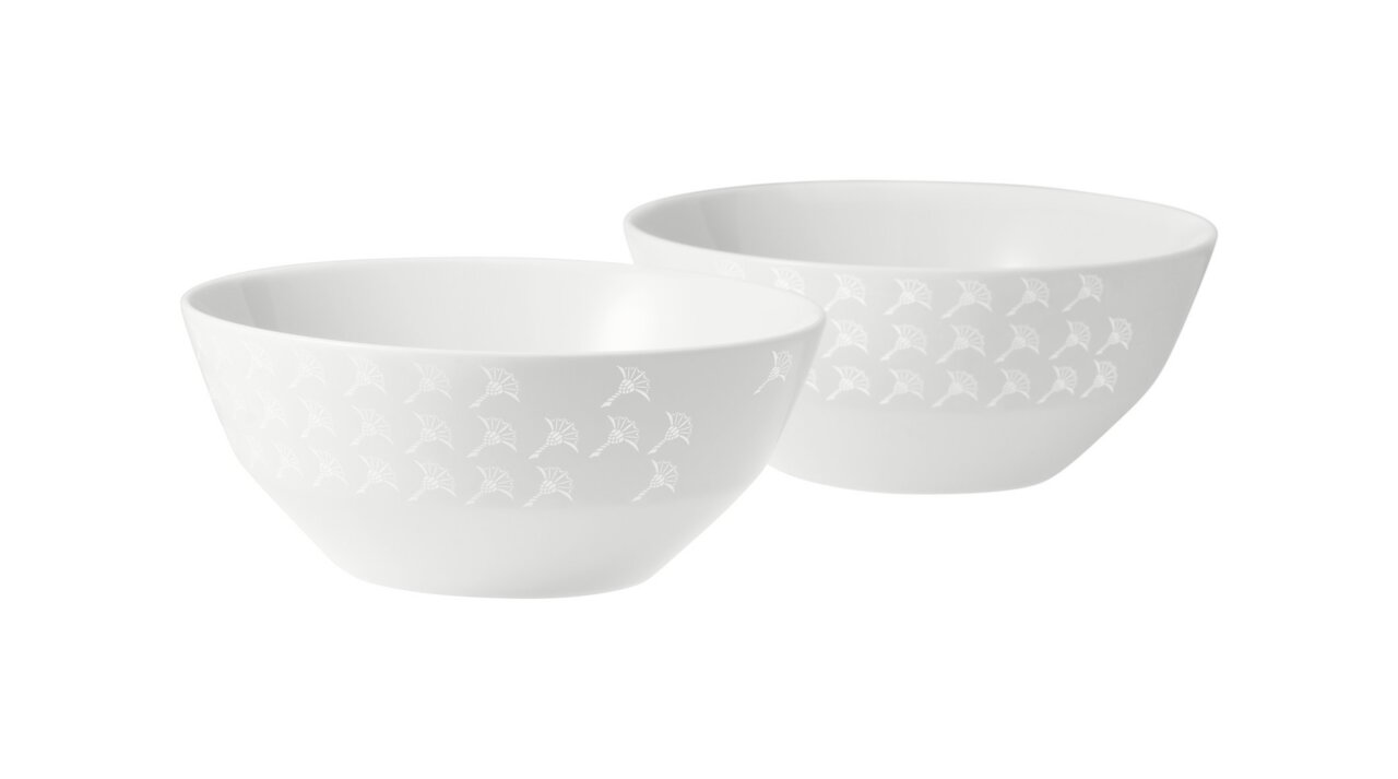 Zwei weiße Schalen mit dezentem Kornblumenmuster, seitliche Perspektive