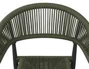 Nahaufnahme eines Stapelsessels mit geflochtenem Seil-Design in Olivgrün, von oben betrachtet.