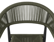Nahaufnahme eines Stapelsessels mit geflochtenem Seil-Design in Olivgrün, von oben betrachtet.