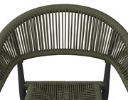 Nahaufnahme eines Stapelsessels mit geflochtenem Seil-Design in Olivgrün, von oben betrachtet.