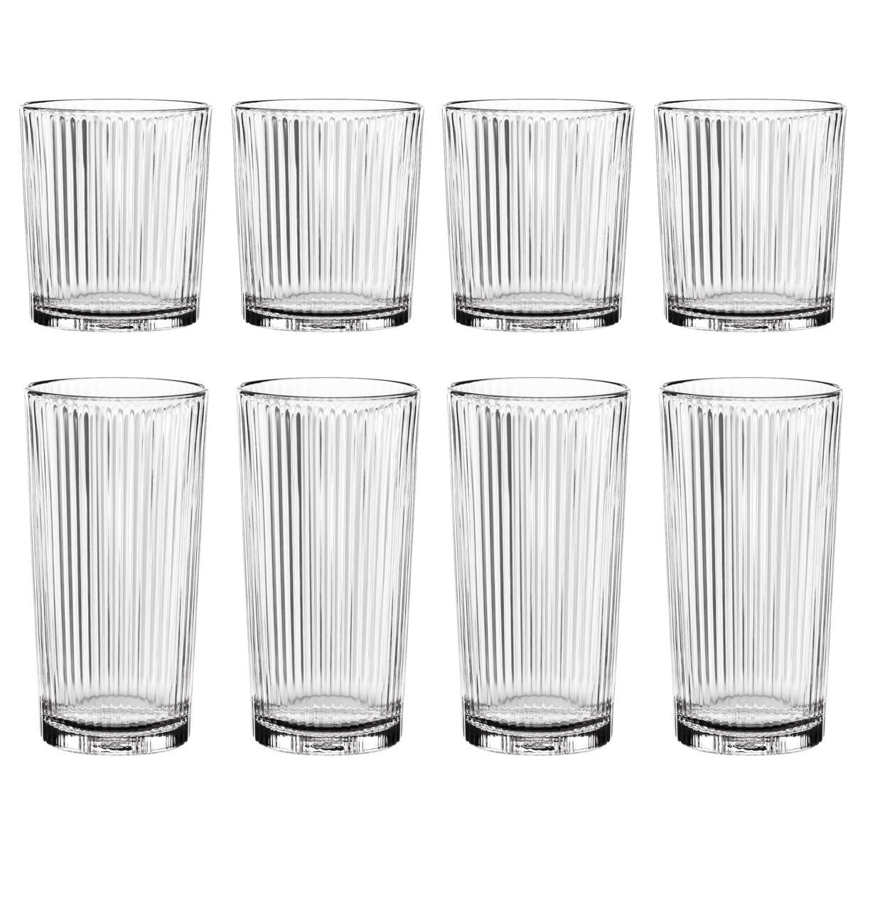 Acht transparente, geriffelte Trinkgläser aus Glas (4 niedrige Tumbler und 4 hohe Longdrinkgläser) vor weißem Hintergrund, frontal in Seitenansicht fotografiert.