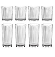 Acht transparente, geriffelte Trinkgläser aus Glas (4 niedrige Tumbler und 4 hohe Longdrinkgläser) vor weißem Hintergrund, frontal in Seitenansicht fotografiert.