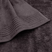 Graues Frottee-Handtuch mit dekorativer Bordüre, detailreiche Nahaufnahme in schräger Draufsicht