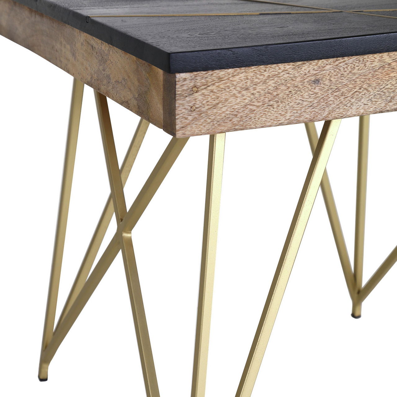 Nahaufnahme eines Beistelltisches mit schwarzer Holzplatte und goldenen Metallbeinen in geometrischem Design, seitliche Perspektive