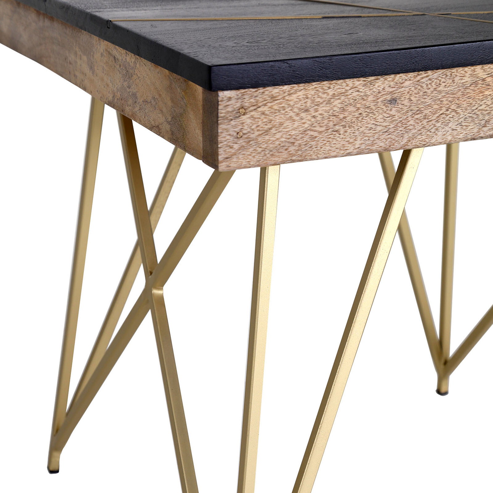 Nahaufnahme eines Beistelltisches mit schwarzer Holzplatte und goldenen Metallbeinen in geometrischem Design, seitliche Perspektive