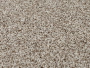 Nahaufnahme eines Uni-Teppichs in beige mit weicher, flauschiger Textur.