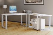 Weißer L-förmiger Eckschreibtisch mit Metallgestell in modernem Büro-Setup, frontal in leichter Seitenperspektive von links fotografiert