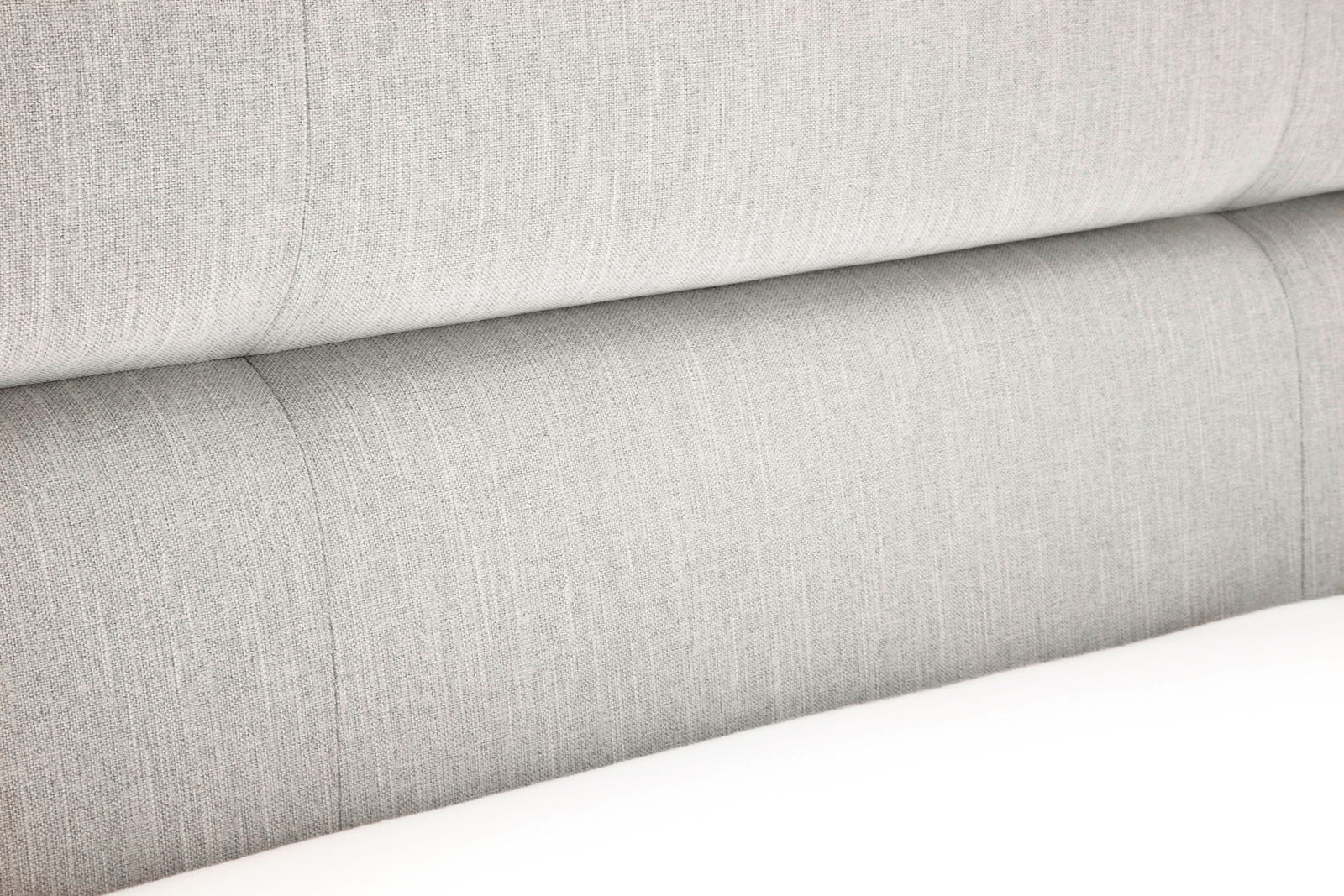 Nahaufnahme des grauen Stoffkopfteils des Polsterbetts LOTTE, seitliche Perspektive