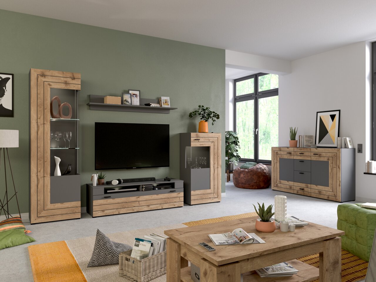 MID.YOU Vitrine FRENO Moderne Wohnzimmeransicht mit einer Vitrine aus Holz und Glas, die links im Bild steht. Die Vitrine ist Teil einer stilvollen Einrichtung mit einem Fernseher, Regalen und weiteren Möbelstücken in einem hellen Raum mit großen Fenstern.