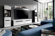 Modernes Wohnzimmer mit weiß-schwarzer TV-Wand (Lowboard, zwei Vitrinenschränke und Wandregal) und großem Flachbildfernseher, fotografiert in frontaler Perspektive leicht von rechts.