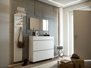 Modernes Garderobenset in einem Flur mit Wandspiegel, weißem Schrank und Hakenleiste, seitliche Perspektive.