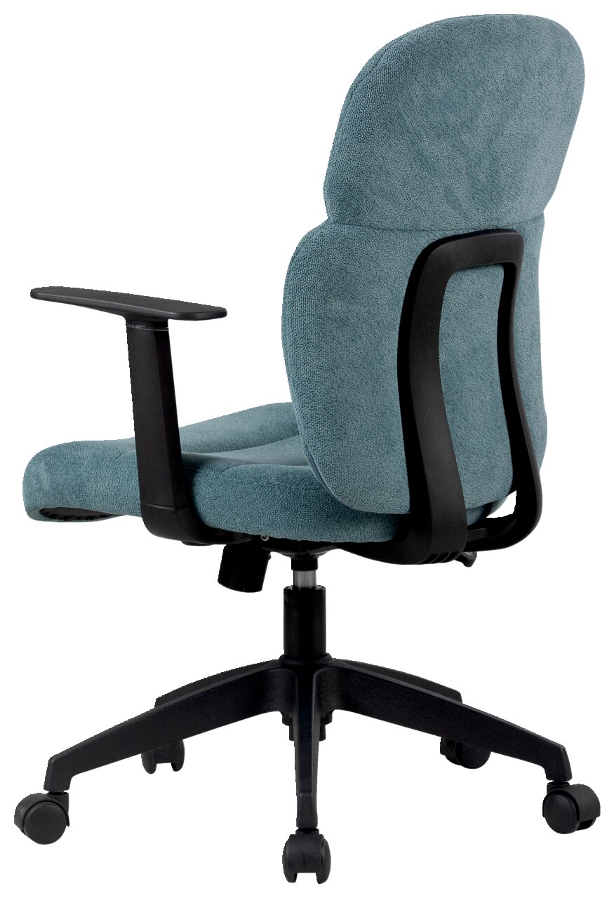 Achterkant van een moderne draaistoel met blauwe bekleding en zwarte armleuningen, op een zwart onderstel met wieltjes.