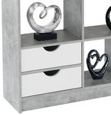 Grauer Raumteiler mit zwei weißen Schubladen und dekorativen Skulpturen, seitliche Perspektive