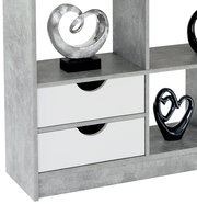 Grauer Raumteiler mit zwei weißen Schubladen und dekorativen Skulpturen, seitliche Perspektive