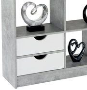 Grauer Raumteiler mit zwei weißen Schubladen und dekorativen Skulpturen, seitliche Perspektive