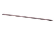 Lange, schmale Metallleiste/Profil in Bronze- bzw. Kupferton, freigestellt auf weißem Hintergrund, in schräger Seitenansicht (Perspektive: diagonal von links nach rechts).