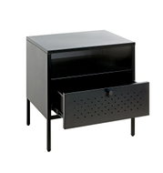 Schwarzer Nachttisch/Beistellschrank aus Metall mit vier Beinen, perforierter Schubladenfront und halb geöffneter Schublade, freigestellt auf weißem Hintergrund, Ansicht schräg von vorn (3/4-Perspektive).