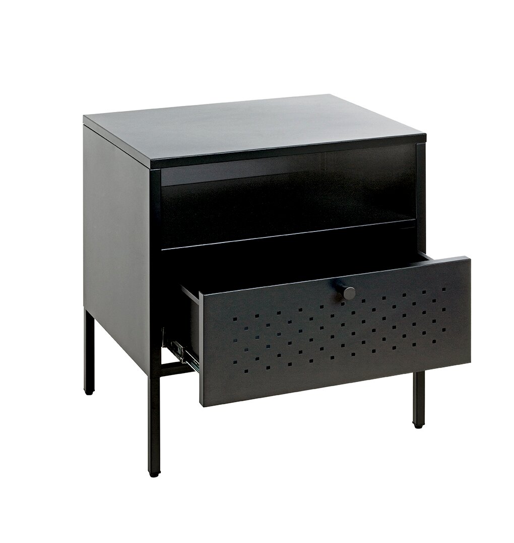 Schwarzer Nachttisch/Beistellschrank aus Metall mit vier Beinen, perforierter Schubladenfront und halb geöffneter Schublade, freigestellt auf weißem Hintergrund, Ansicht schräg von vorn (3/4-Perspektive).