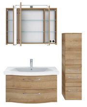 Badezimmermöbel-Set in Holzoptik, bestehend aus einem Spiegelschrank mit Glasregalen, einem Waschbeckenunterschrank mit zwei Schubladen und einem hohen Schrank mit drei Schubladen, Frontalansicht.