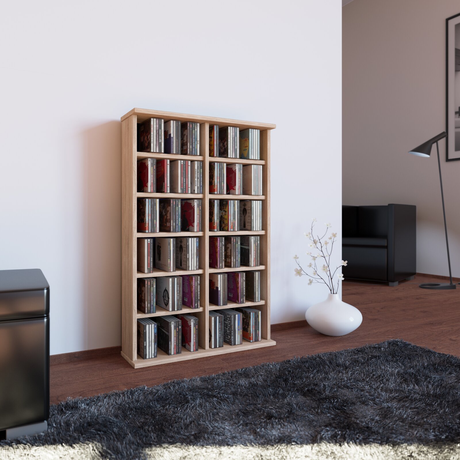 Hohes CD-Regal aus hellem Holz mit vielen Fächern, gefüllt mit CDs, im Wohnzimmer vor weißer Wand; Ansicht leicht schräg von vorne.
