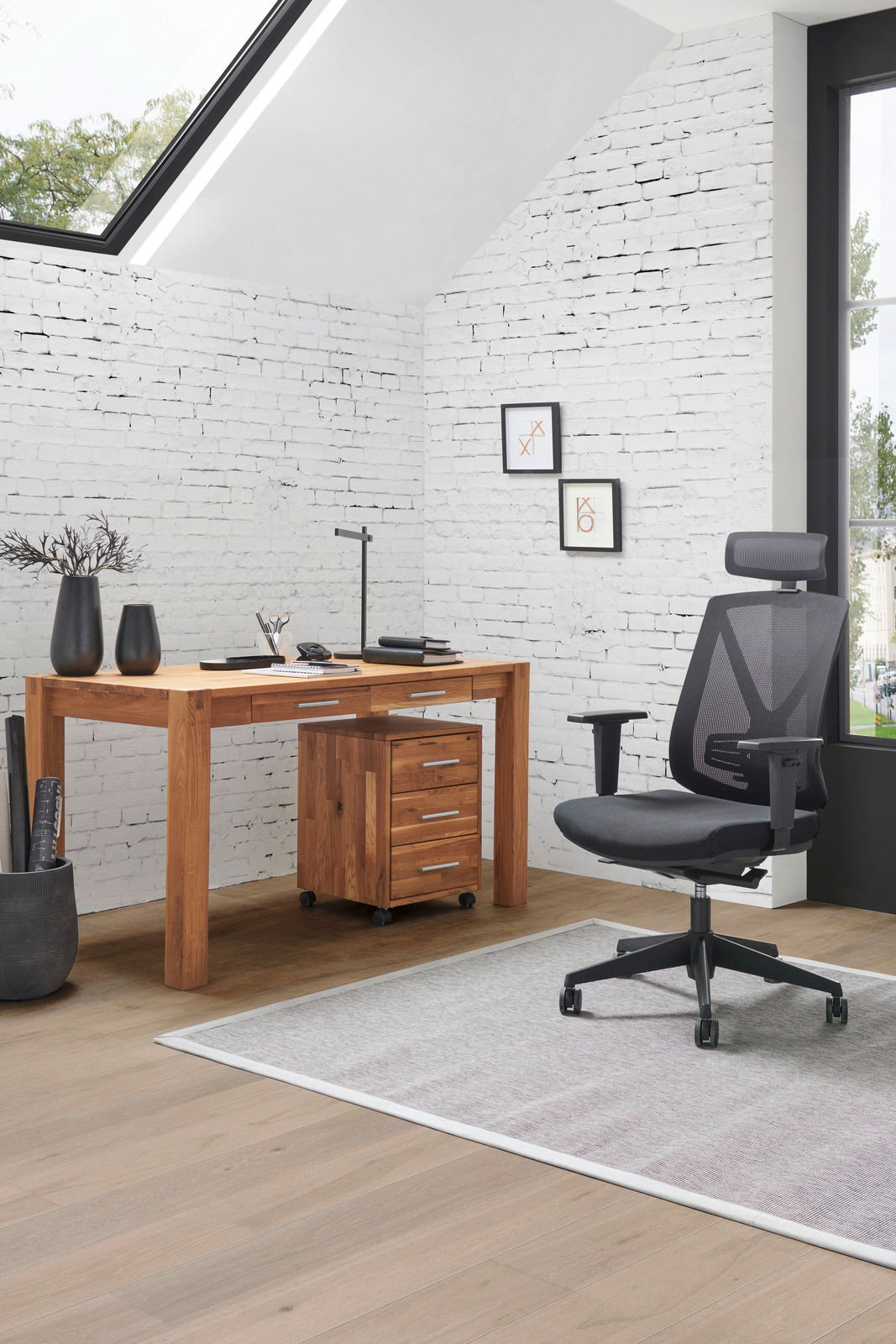 Moderner Drehstuhl in einem stilvollen Büro mit weißer Backsteinwand und Holzmöbeln, seitliche Perspektive.