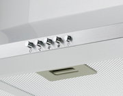 Nahaufnahme einer modernen Dunstabzugshaube mit Bedienelementen und Metallfilter, seitliche Perspektive