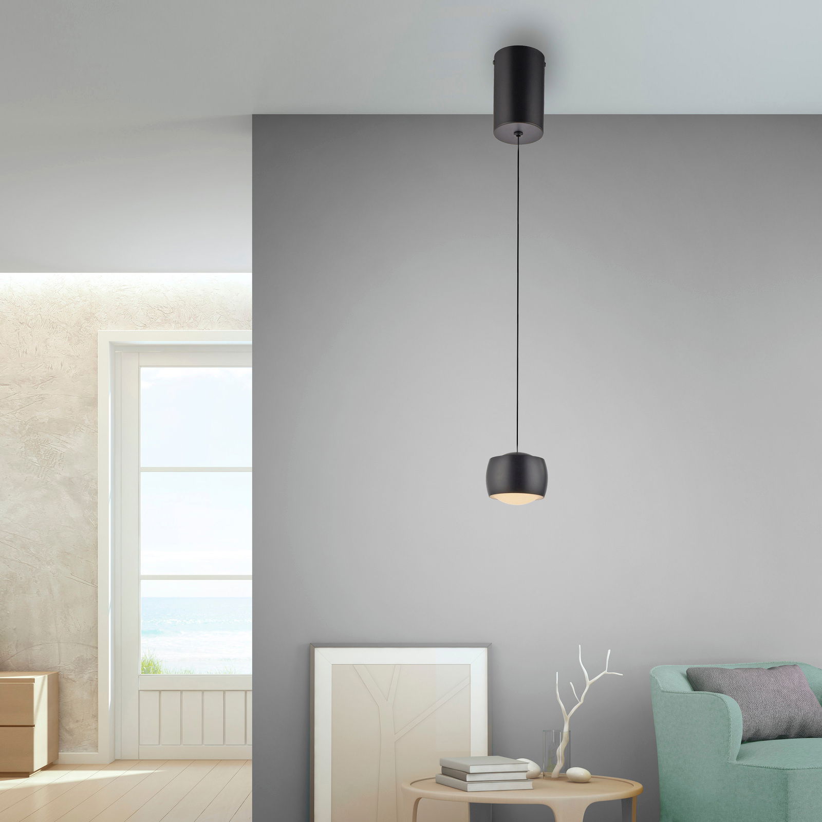 Moderne schwarze Pendelleuchte in einem stilvollen Wohnzimmer, seitliche Perspektive