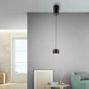 Moderne zwarte hanglamp in een stijlvolle woonkamer, zijaanzicht