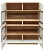 Offenes Highboard aus Holz mit Glastüren, frontal betrachtet, zeigt mehrere Regalfächer und eine Rückwand mit horizontalen Holzleisten.