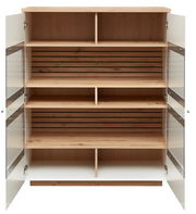 Offenes Highboard aus Holz mit Glastüren, frontal betrachtet, zeigt mehrere Regalfächer und eine Rückwand mit horizontalen Holzleisten.