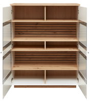 Offenes Highboard aus Holz mit Glastüren, frontal betrachtet, zeigt mehrere Regalfächer und eine Rückwand mit horizontalen Holzleisten.
