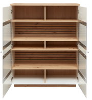 Offenes Highboard aus Holz mit Glastüren, frontal betrachtet, zeigt mehrere Regalfächer und eine Rückwand mit horizontalen Holzleisten.