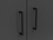Nahaufnahme von zwei schwarzen Griffen an einem dunklen Mehrzweckschrank, Frontalansicht.