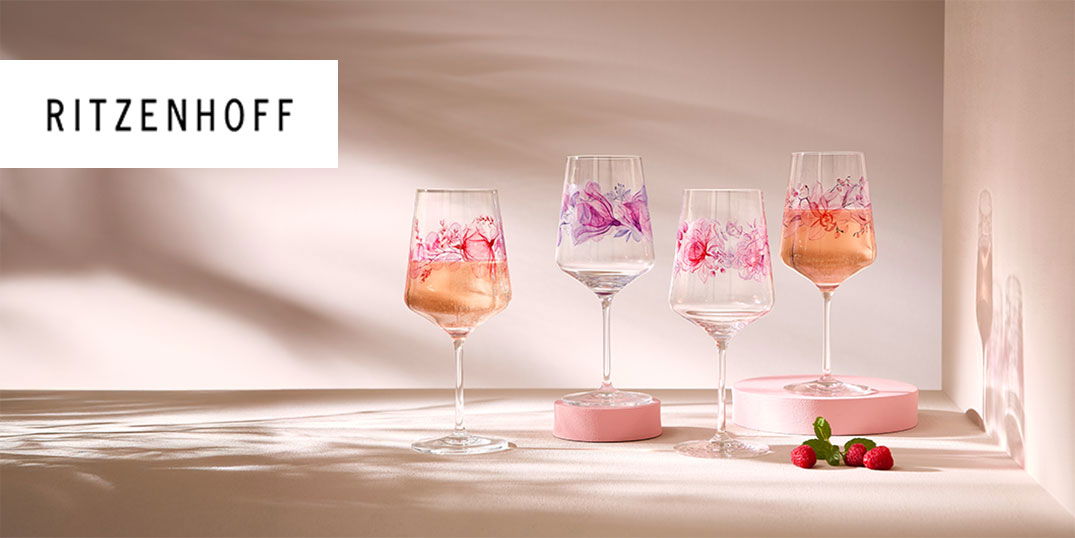 Ein festlich gedeckter Tisch mit Weingläsern, Tellern, Kerzen und dekorativen Elementen.