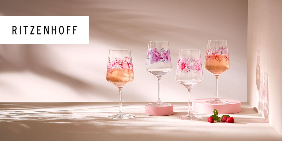 Een feestelijk gedekte tafel met wijnglazen, borden, kaarsen en decoratieve elementen.