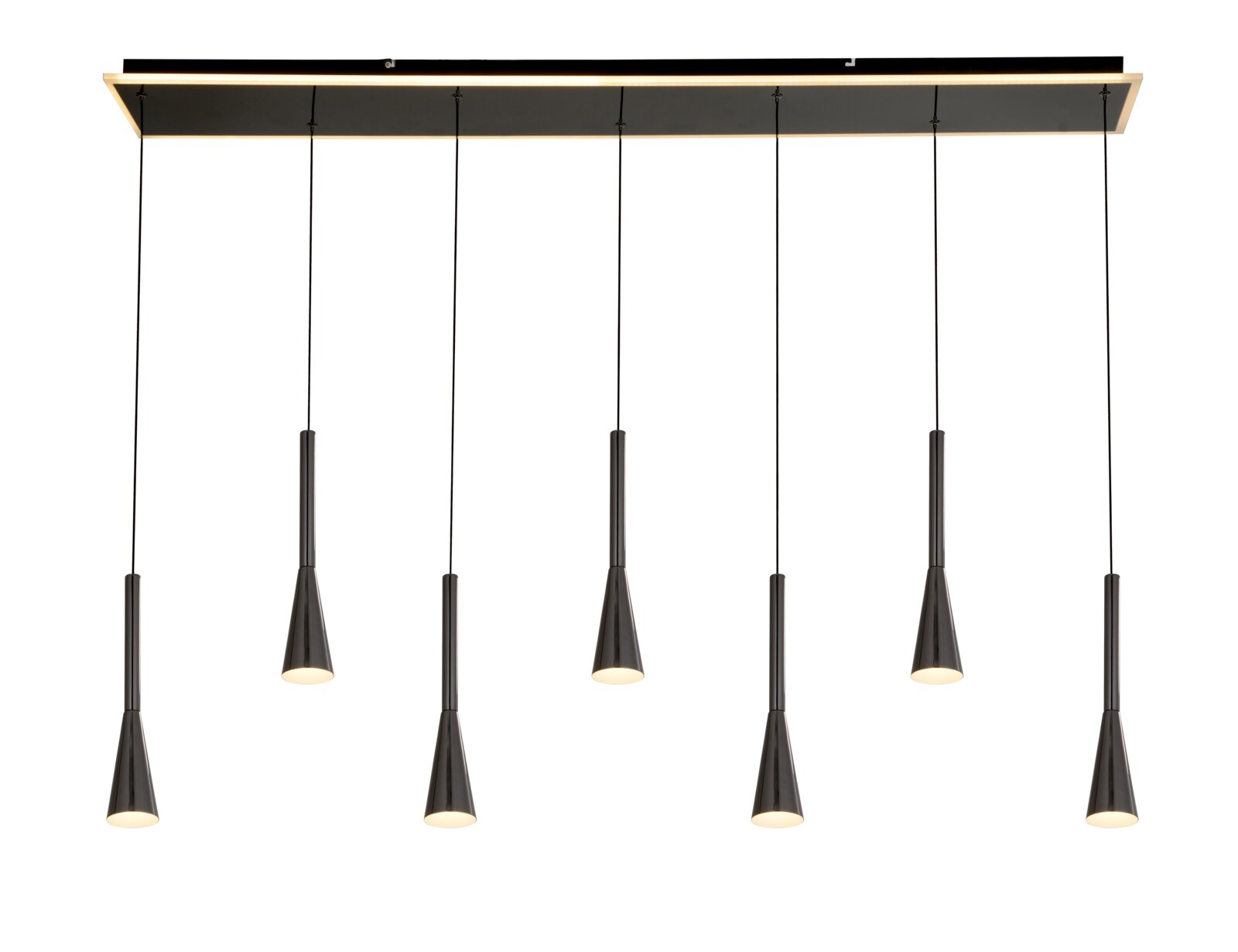 Vooraanzicht van een moderne zwarte hanglamp met zeven slanke, kegelvormige lichtpendels op verschillende hoogtes en een langwerpige plafondplaat met warmwitte led-randverlichting.