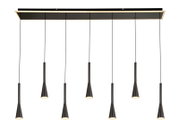 Vooraanzicht van een moderne zwarte hanglamp met zeven slanke, kegelvormige lichtpendels op verschillende hoogtes en een langwerpige plafondplaat met warmwitte led-randverlichting.