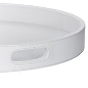 Nahaufnahme eines großen, weißen, runden Tabletts mit seitlichem Griff und feiner Naht.